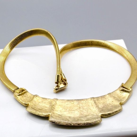 Chic Vintage Pucci Era Crescent Necklace, Gold Tone Omega Chain Choker with Teal - Picture 5 of 5